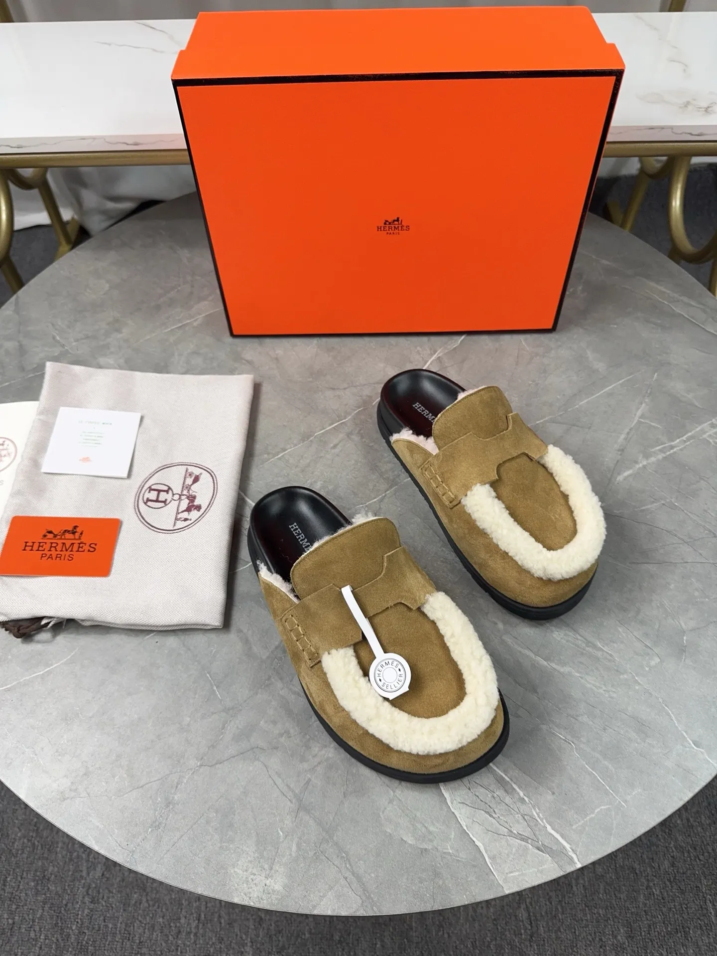p460🐮🐮HERMES Birkenstock Mules🍬 Spring and summer really need versatile slippers. They have a casual and high-end feel, and the comfort is also great. The large toe design adds a playful feel, and the slip-on design is convenient and practical to wear. 🌷Upper: original high mercerized cow velvet 🌷Inner lining: wool 🌷Outsole: original TPU water platform + rubber film combination 🌷Number of sizes: women's size 35-40 (40-41 -42 is not returnable) men's size: 38-45 (45 is not returnable)